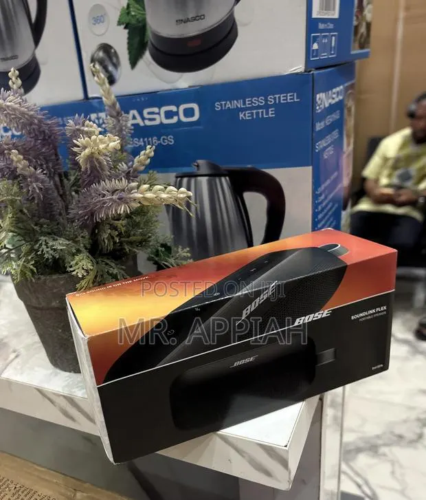 New Bose Soundlink Flex Portable Bluetooth Speaker(Black) · Photo 1