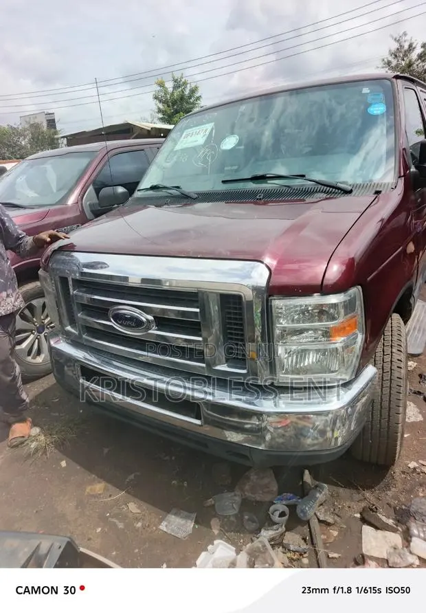Ford E350 2010 White · Photo 1