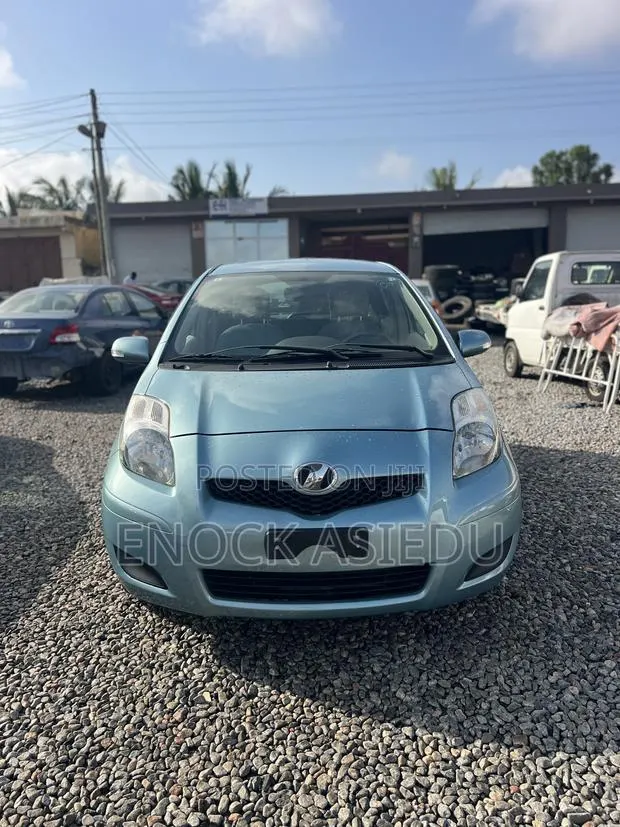 Toyota Vitz 1.3 FWD 3dr 2010 Blue · Photo 1