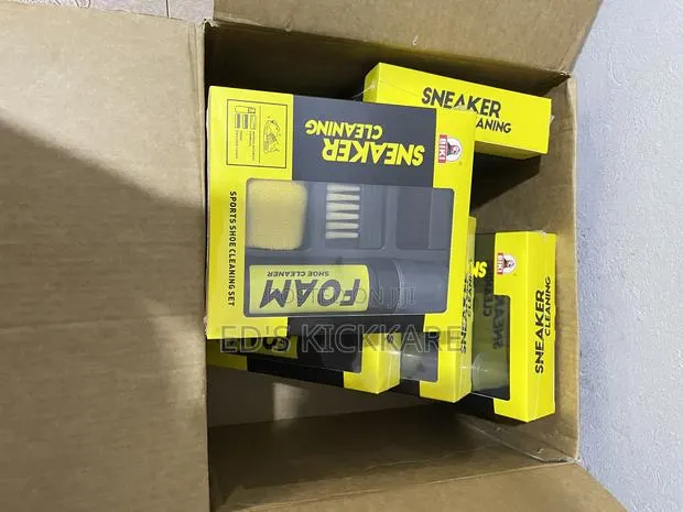 Sneaker Cleaning Kit & Sneaker Quick Wet Wipes · Photo 1