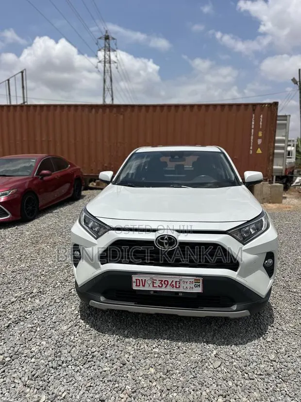 Toyota RAV4 XLE FWD 2023 White · Photo 1