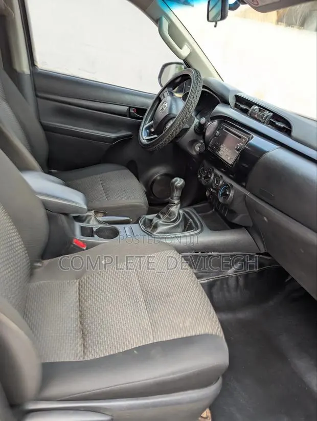 Toyota Hilux 2019 Black · Photo 1