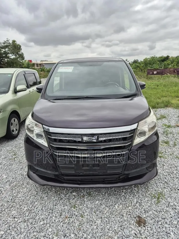 Toyota Noah 2015 Brown · Photo 1