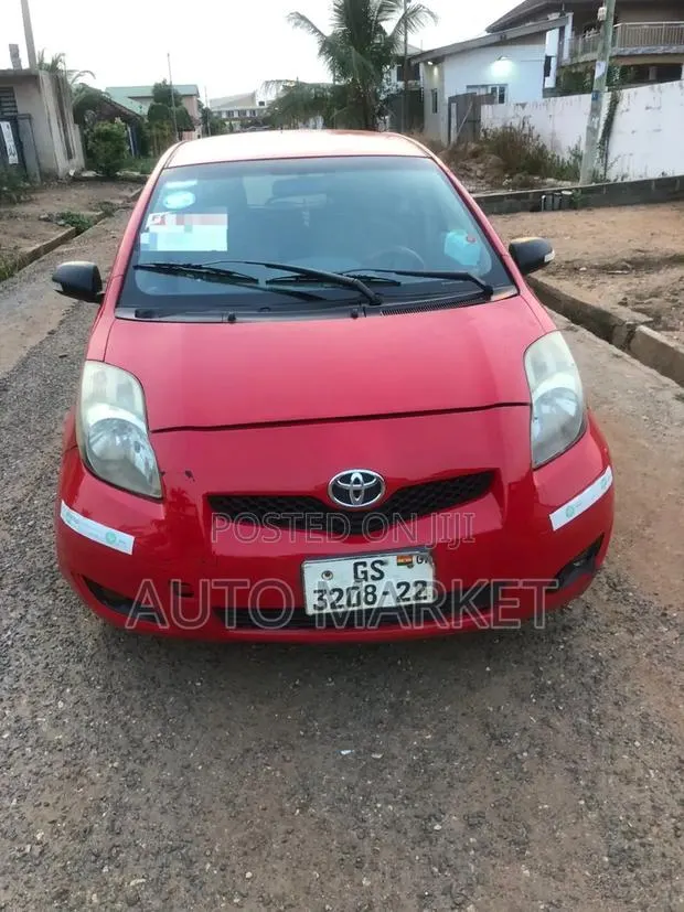 Toyota Vitz 1.3 AWD 5dr 2010 Beige · Photo 1