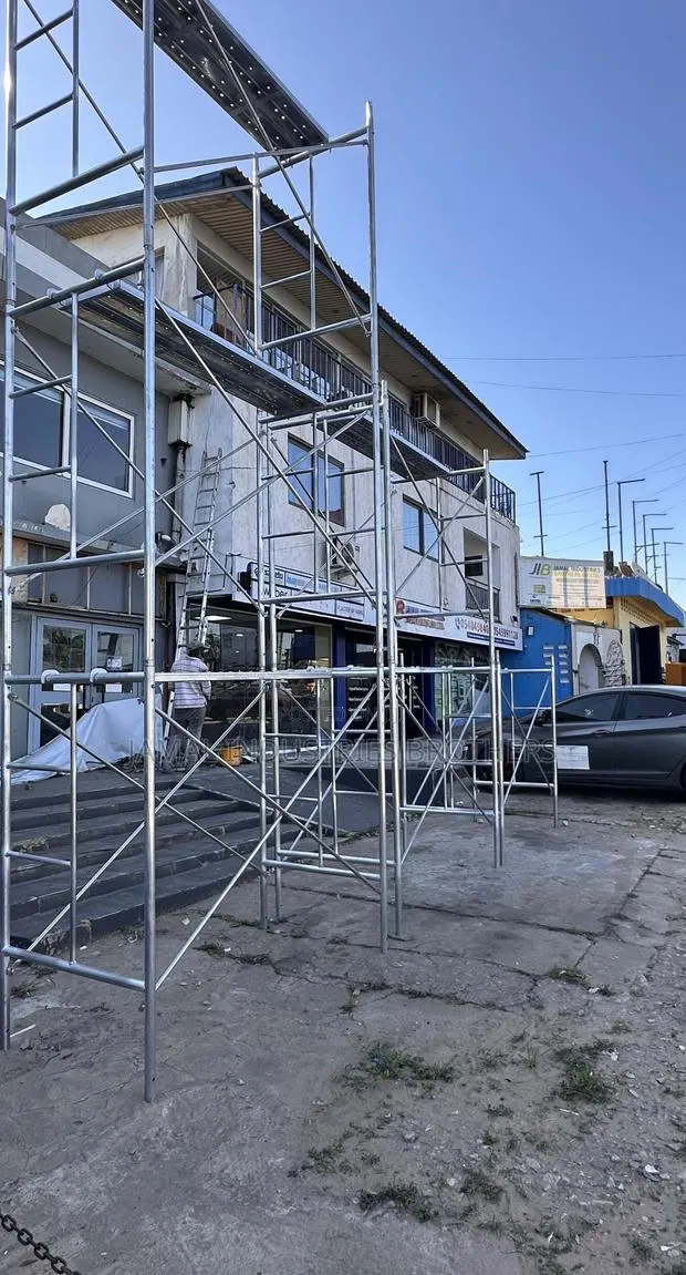 Scaffold / Scaffolding Quality Indefinite Number of Rooms With Tyres · Photo 1