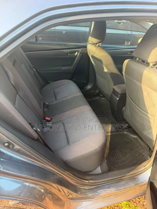 Toyota Corolla LE 4dr Sedan (1.8L 4cyl CVT) 2017 Gray · Photo 1