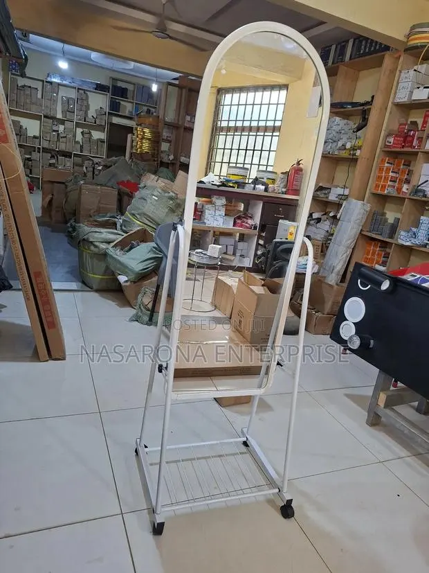 801 Movable Mirror · Photo 1