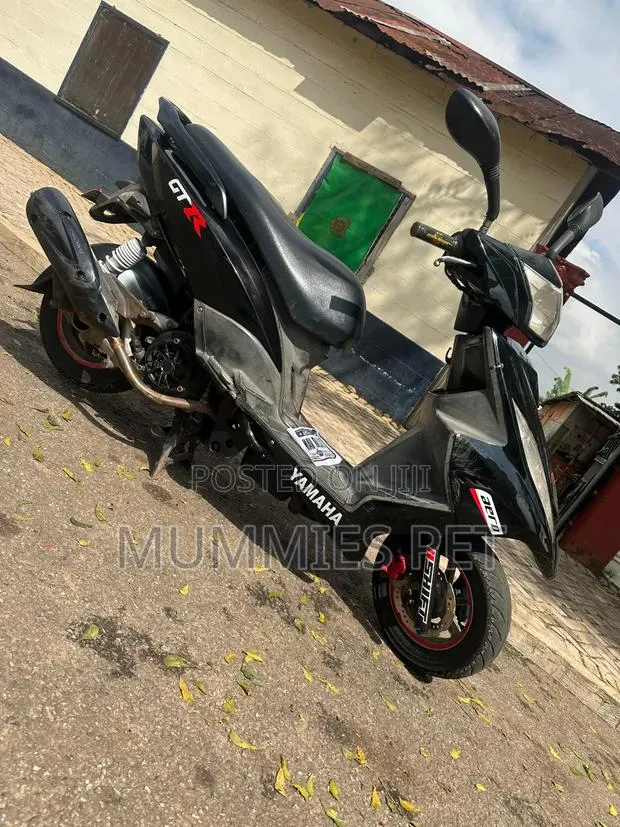 Yamaha 2000 Black · Photo 1
