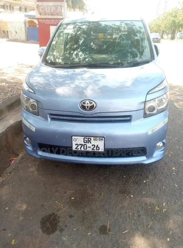 Toyota Voxy V 2WD 8-Seater 2012 Blue · Photo 1