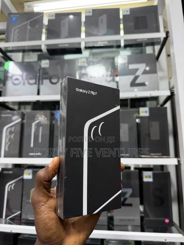 New Samsung Galaxy Z Flip7 256 GB Black · Photo 1