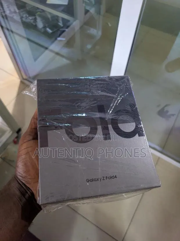 New Samsung Galaxy Z Fold4 256 GB Silver · Photo 1