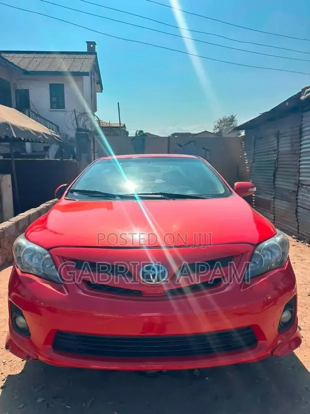 Toyota Corolla 2013 Red · Photo 1