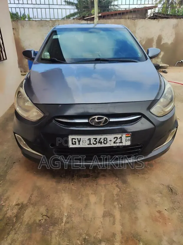 Hyundai Accent SE Hatchback 2016 Gray · Photo 1