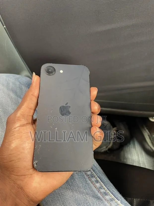 Apple iPhone 16e 128 GB Black · Photo 1