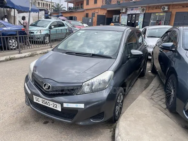 Toyota Vitz 1.0 FWD 3dr 2012 Gray · Photo 1
