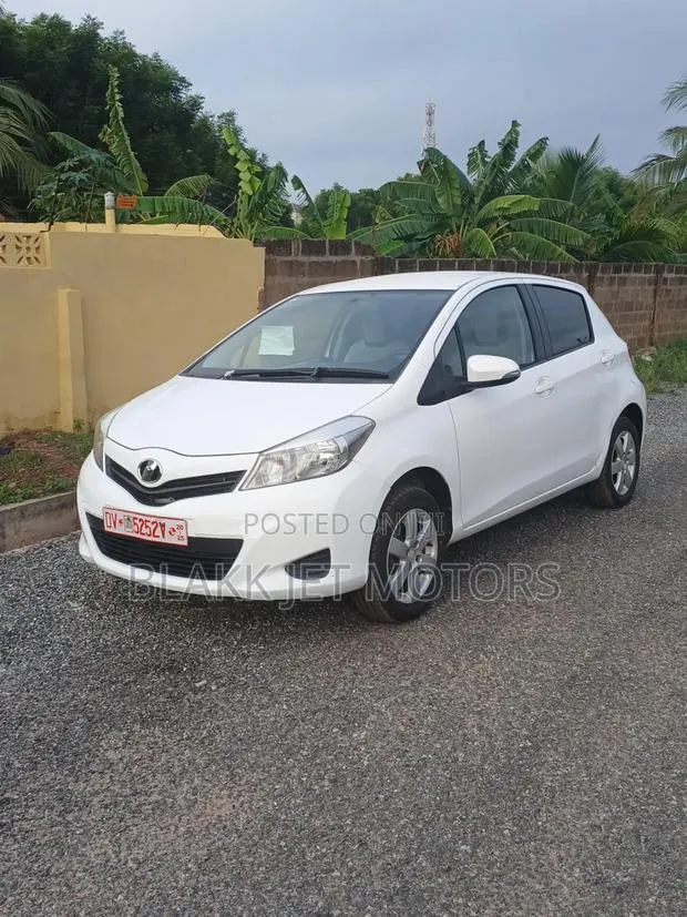 Toyota Vitz 1.3 AWD 5dr 2012 White · Photo 1