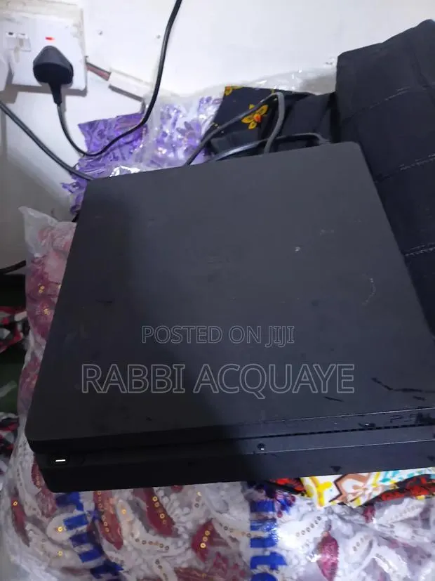 PlayStation 4 Slim 1TB · Photo 1