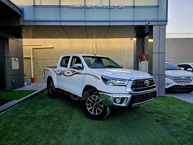 Toyota Hilux 2025 White · Photo 1