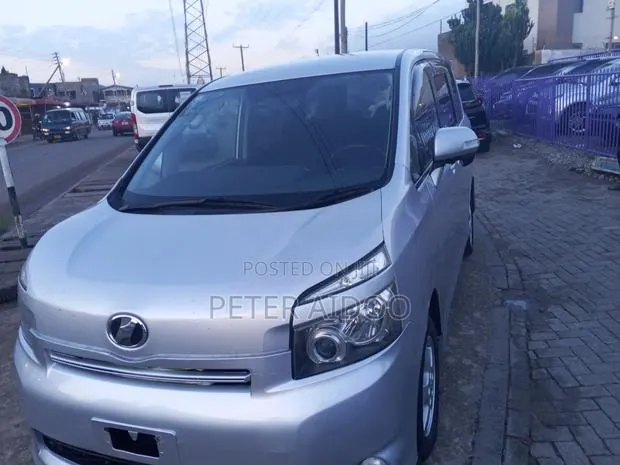 Toyota Voxy 2011 Silver · Photo 1