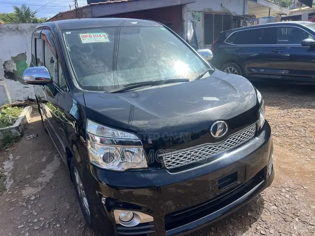 Toyota Voxy V 2WD 8-Seater 2013 Black · Photo 1