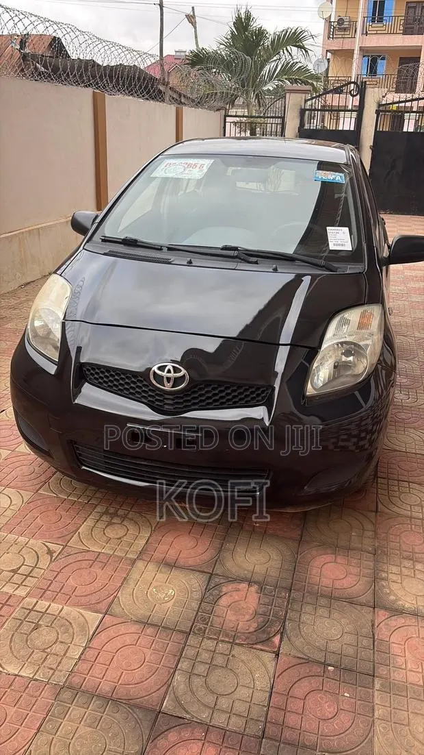 Toyota Yaris 2010 Black · Photo 1