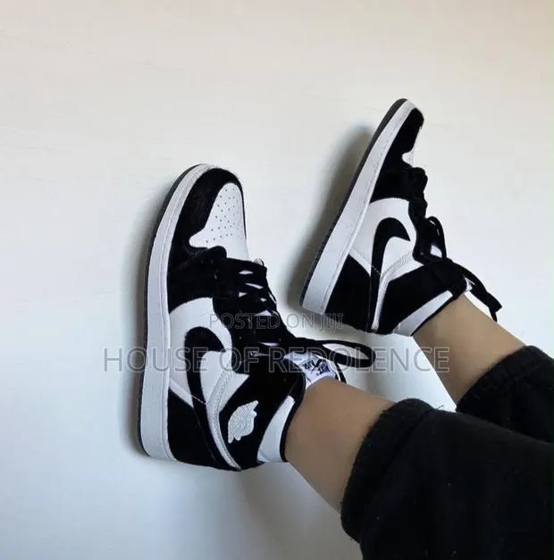 Nike Air Jordan 1 Retro High OG Sneakers · Photo 1
