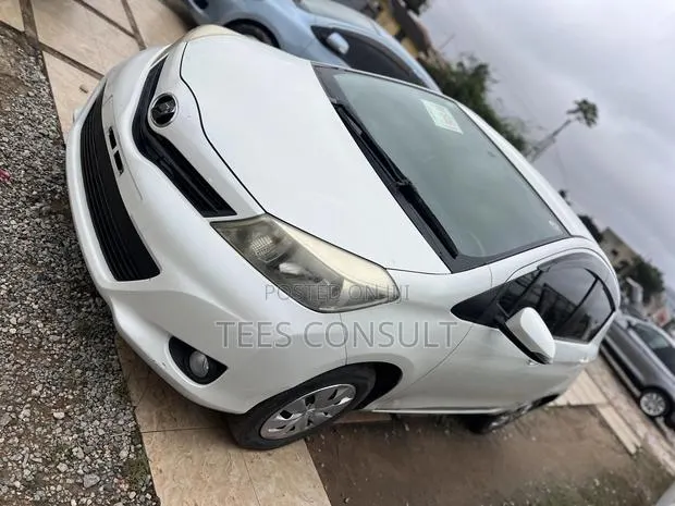 Toyota Vitz 2014 White · Photo 1