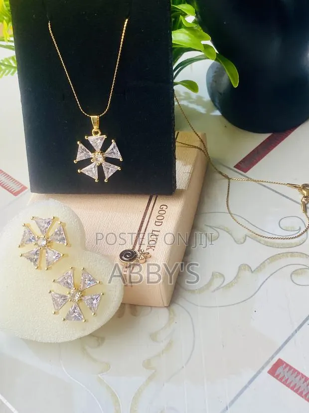 Unique Design Trendy Female Necklace Plus Earrings · Photo 1