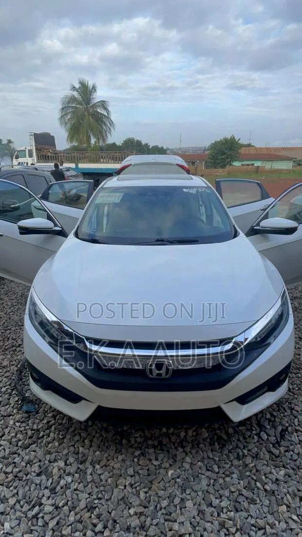 Honda Civic Touring 4dr Sedan (1.5L 4cyl) 2017 White · Photo 1