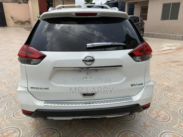 Nissan Rogue SV AWD 2018 White · Photo 1