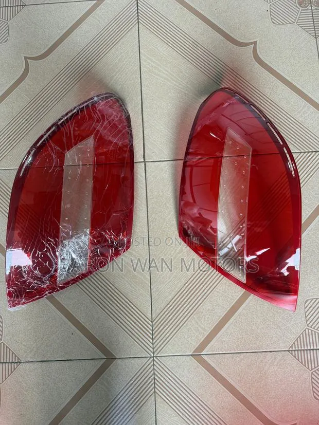 W204 Tail Light Cover · Photo 1