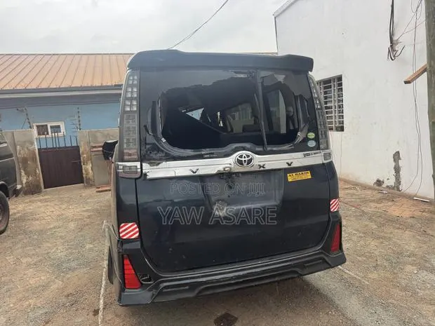 2016 Toyota Voxy Parts Available · Photo 1