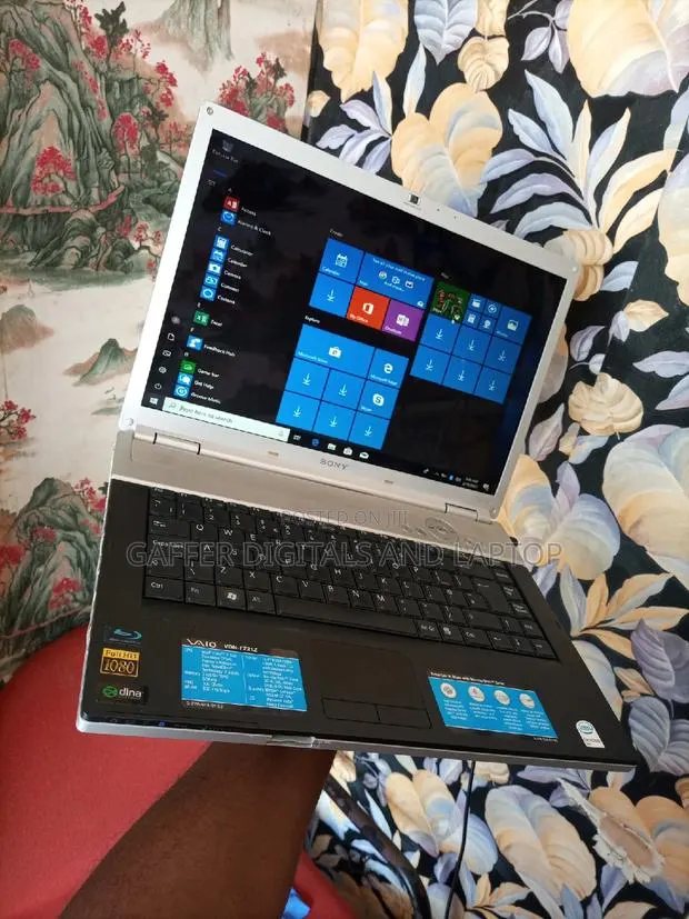 Laptop Sony VAIO 15E F15218SN 3GB Intel Core 2 Duo HDD 160GB · Photo 1