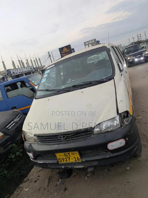 Toyota HiAce 2009 White · Photo 1