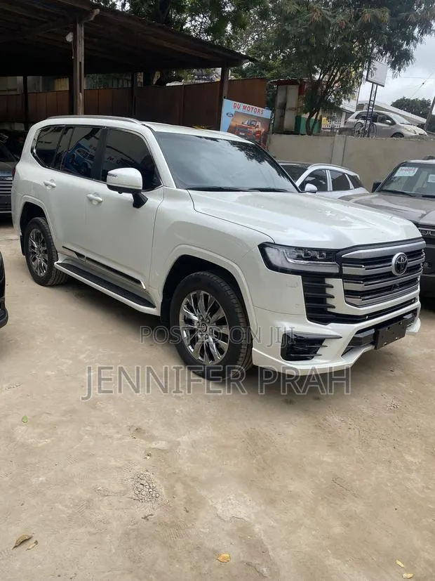 New Toyota Land Cruiser LC300 2023 White · Photo 1