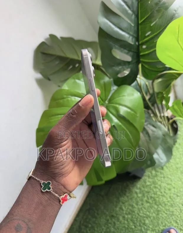 Apple iPhone 16 Pro Max 512 GB Gold · Photo 1