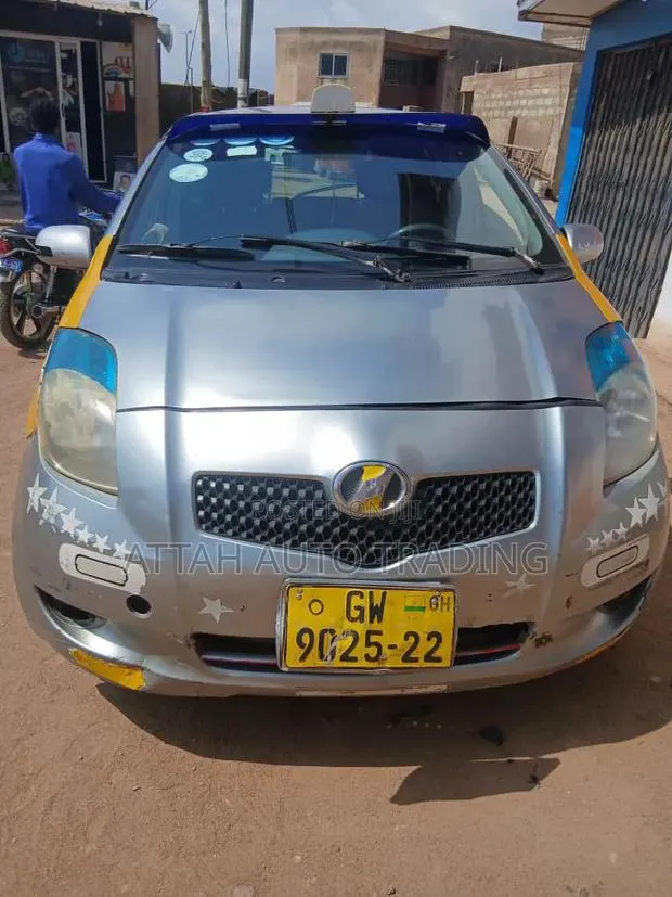 Toyota Vitz 2010 Silver · Photo 1