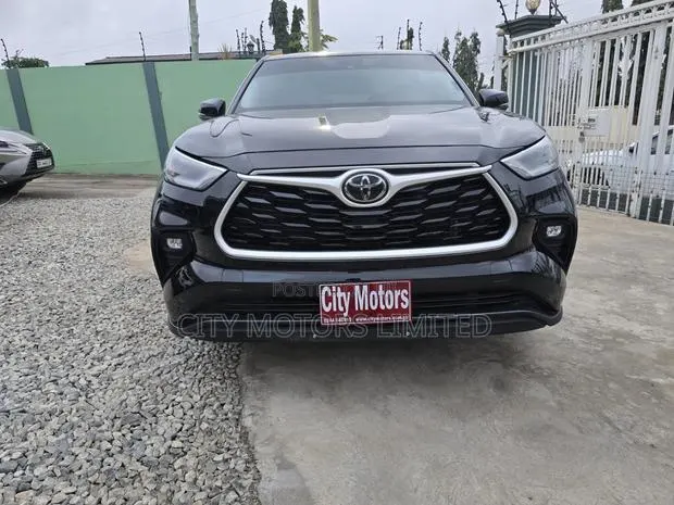 Toyota Highlander LE 2021 Black · Photo 1