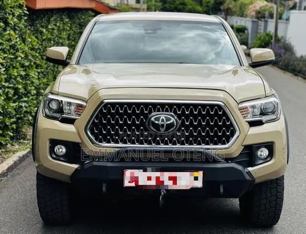 Toyota Tacoma 2019 Gold · Photo 1