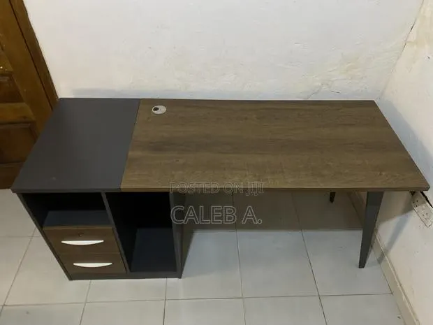 Professional Metal and Polished Wood Office Table · Photo 1