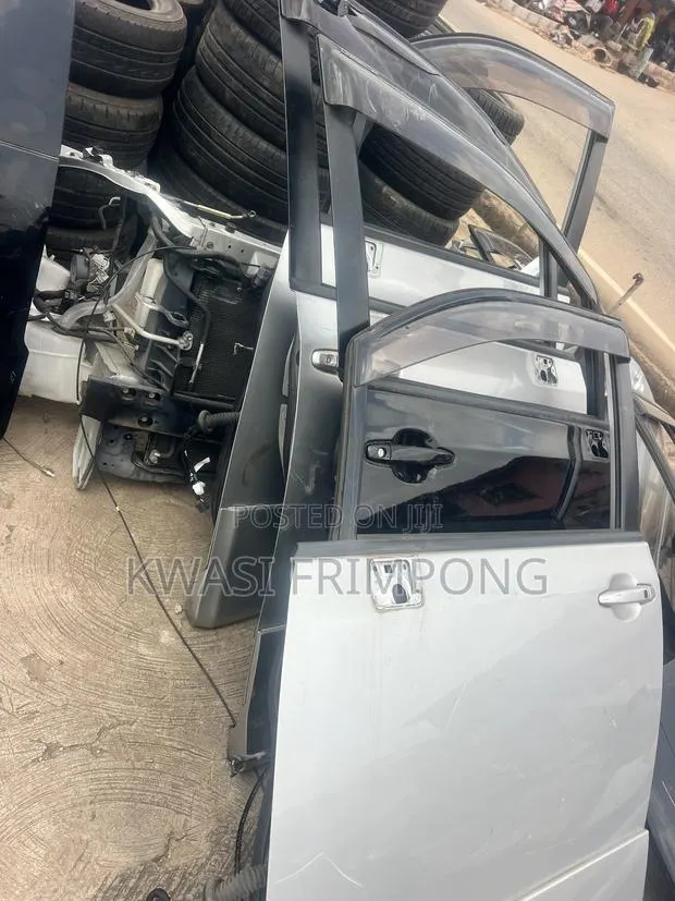 Toyota Voxy · Photo 1
