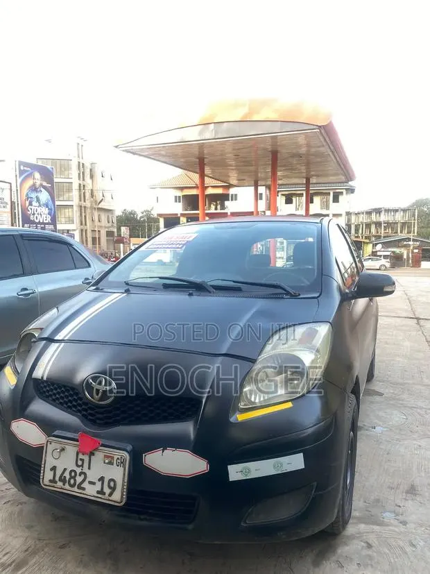 Toyota Vitz 2012 Black · Photo 1