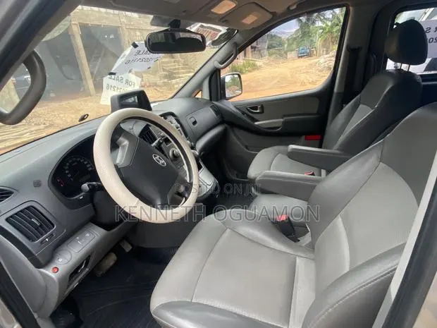 Hyundai Starex 2011 White · Photo 4
