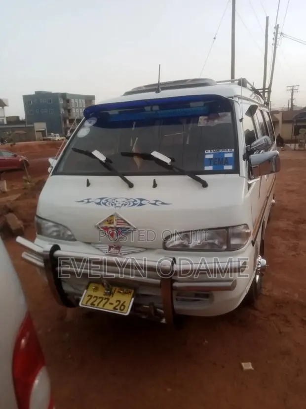 Hyundai H-100 2004 White · Photo 1