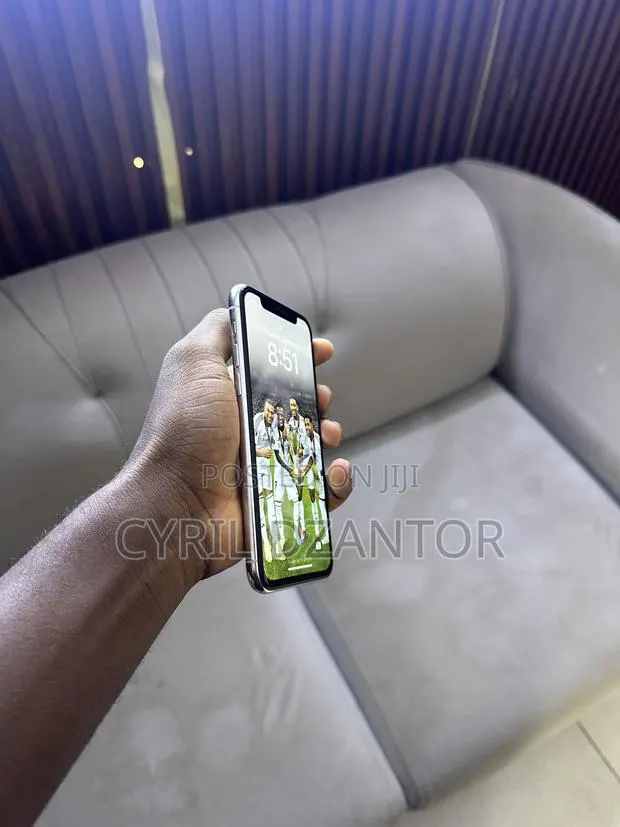 Apple iPhone 11 Pro 64 GB White · Photo 1