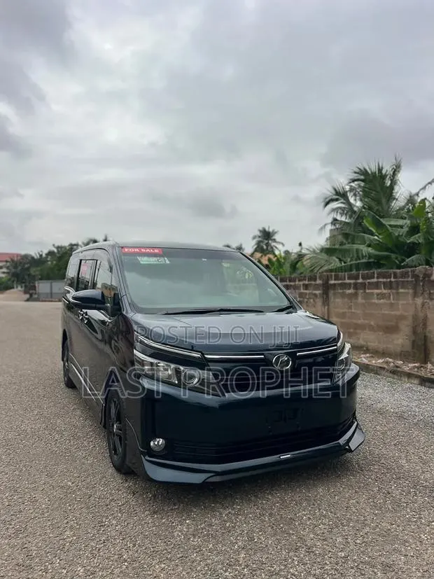 Toyota Voxy 2015 Black · Photo 2