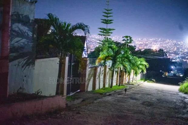 Furnished 4bdrm Duplex in Maccharty Hills for rent · Photo 1