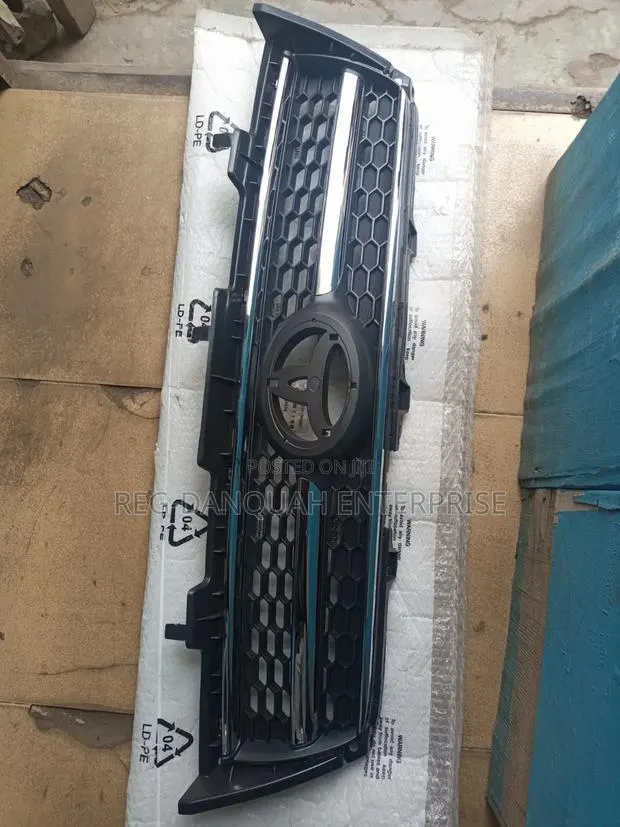 Toyota RAV4 2010-2012 Grille · Photo 1