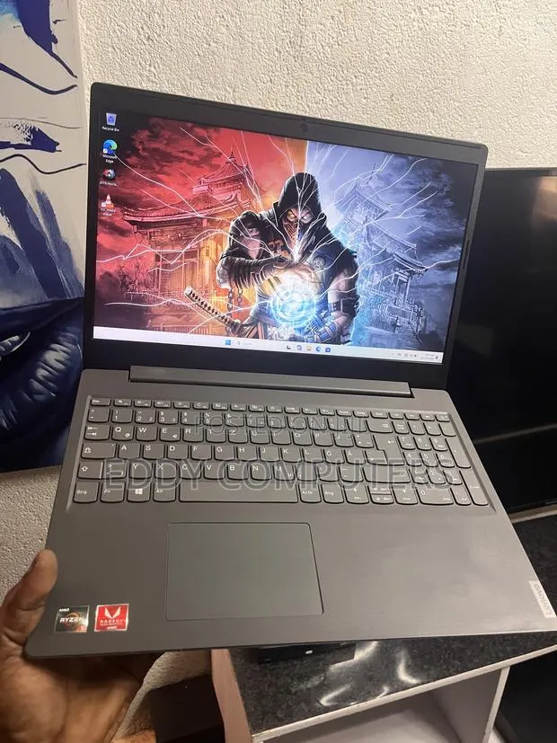Laptop Lenovo 8GB AMD Ryzen 5 SSD 256GB · Photo 1