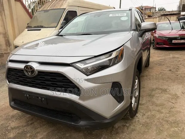 Toyota RAV4 XLE AWD 2023 Silver · Photo 1